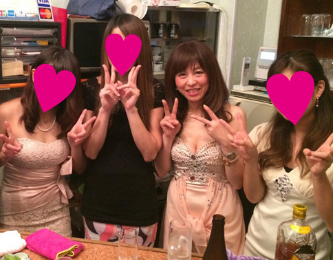 この画像には alt 属性が指定されておらず、ファイル名は 4人集合顔ハート.jpg です